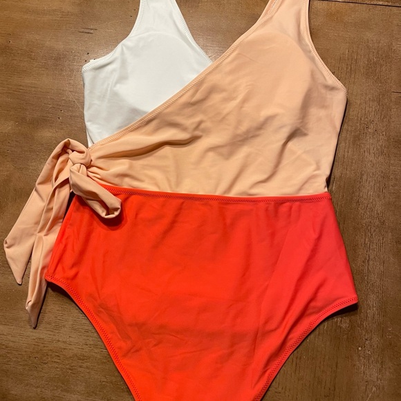 Cupshe NWT One-piece Swimsuit. Size L - Picture 8 of 9